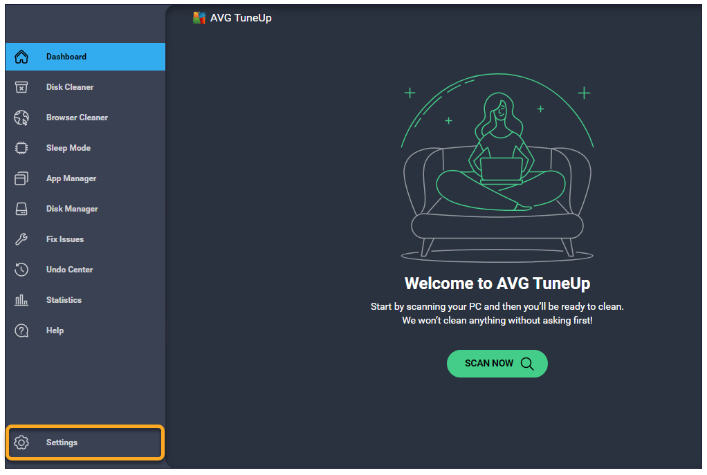 Skjermbilde av AVG TuneUp-programmet som viser velkomstskjermen med en meny til venstre og en illustrasjon av en person med laptop på en sofa.