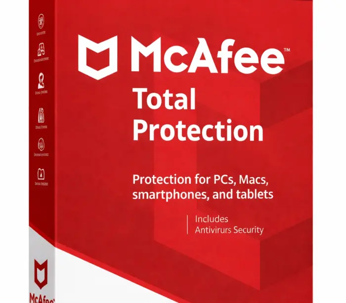 McAfee Total Protection produkteske i rød design på helt hvit bakgrunn, vinklet ca. 20–25° mot høyre, med front og smal venstreside synlig.