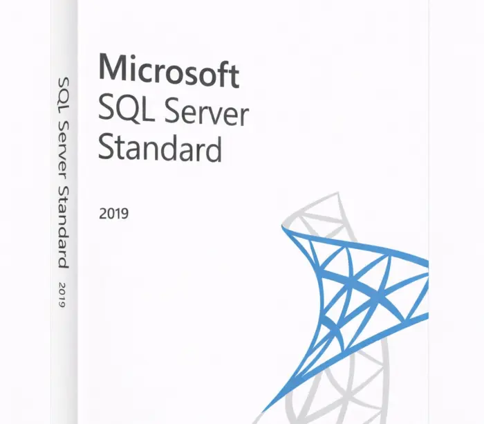 Microsoft SQL Server Standard 2019 produkteske på ren hvit studiobakgrunn, vinklet ca. 20–25° mot høyre, med blå/grå SQL-grafikk på fronten.